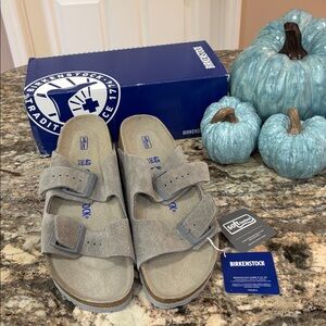 NWT Women’s Birkenstock Gray Suede Sandals With Soft Footbed